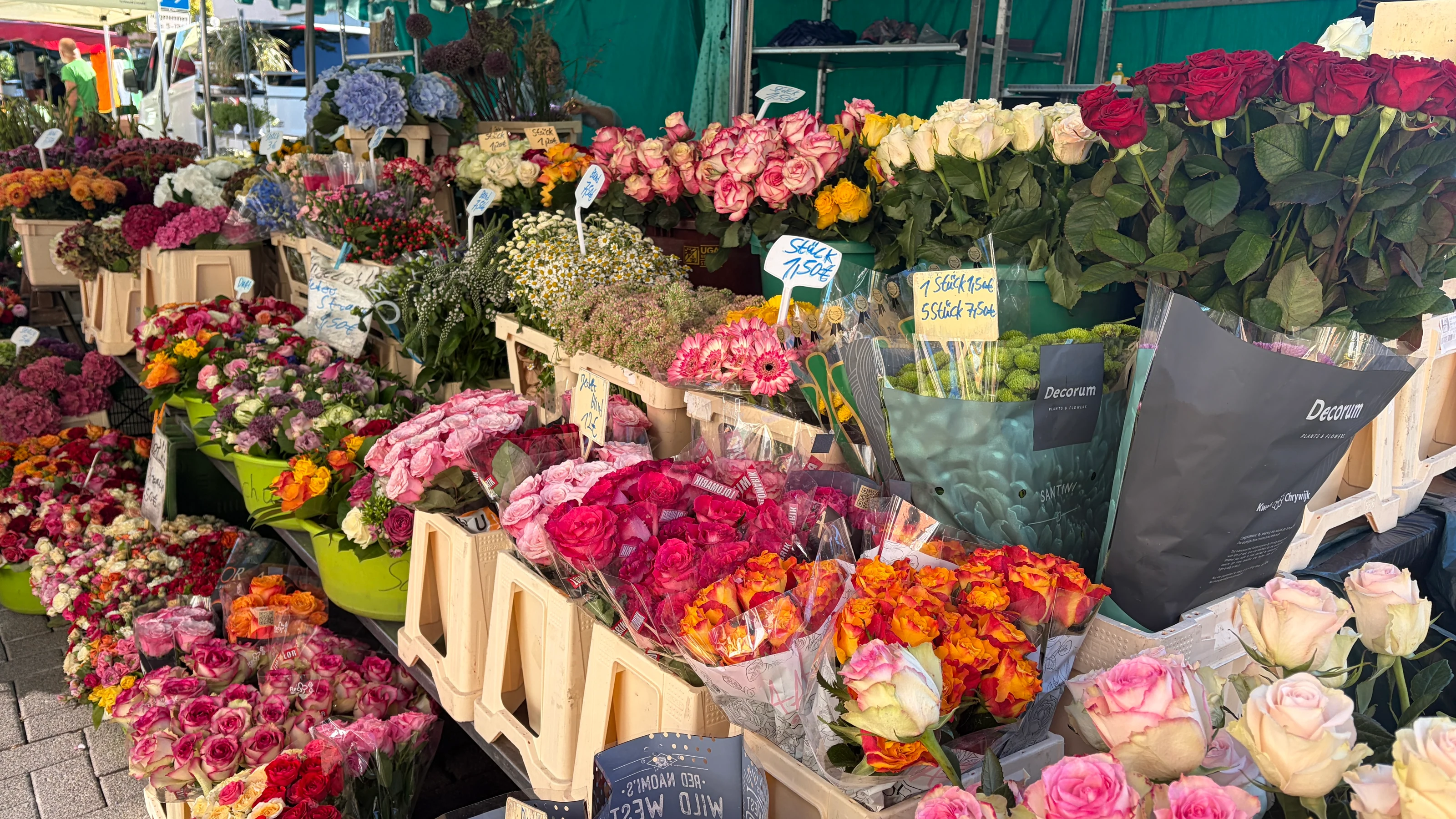 Frische Rosen und saisonale Schnittblumen am Rosen-Bähr-Marktstand in Emmendingen Bürkle Bleiche