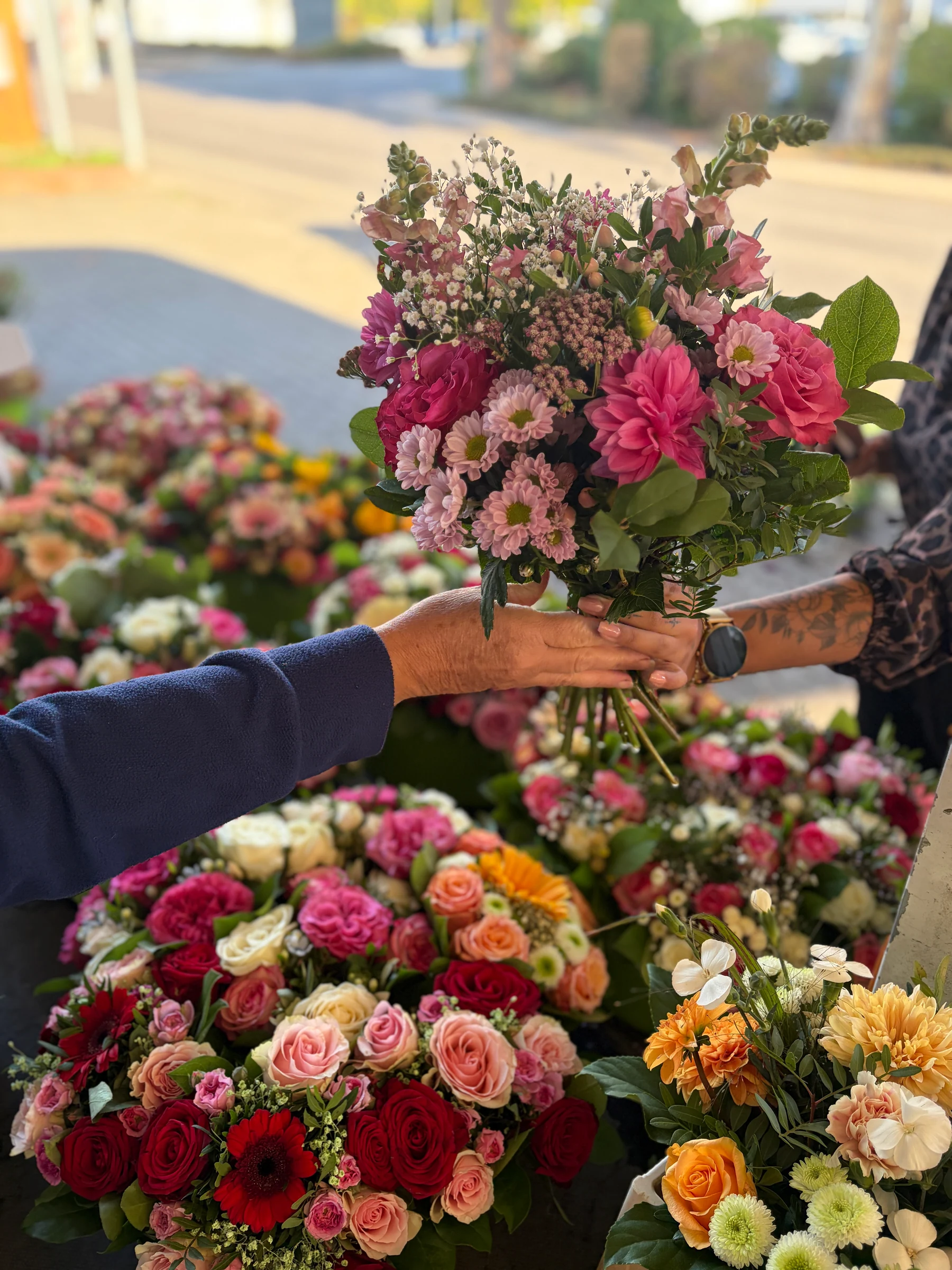Frisch gebundener Blumenstrauß am Rosen-Bähr-Marktstand in Endingen