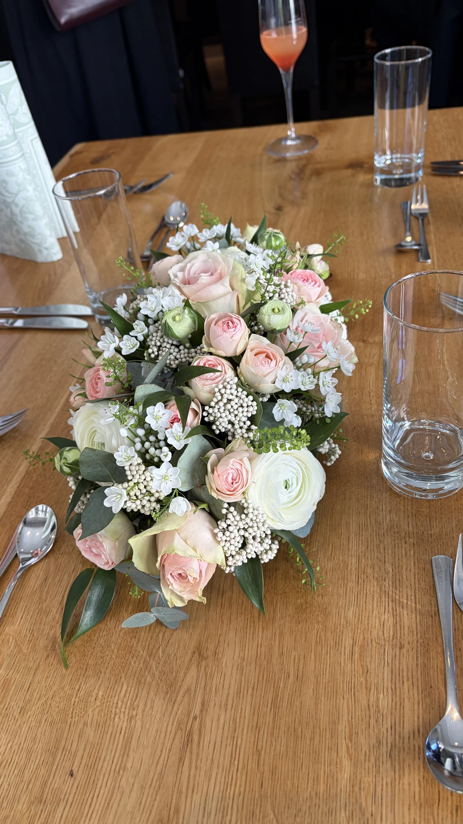 Florale Tischdekoration für eine Feier