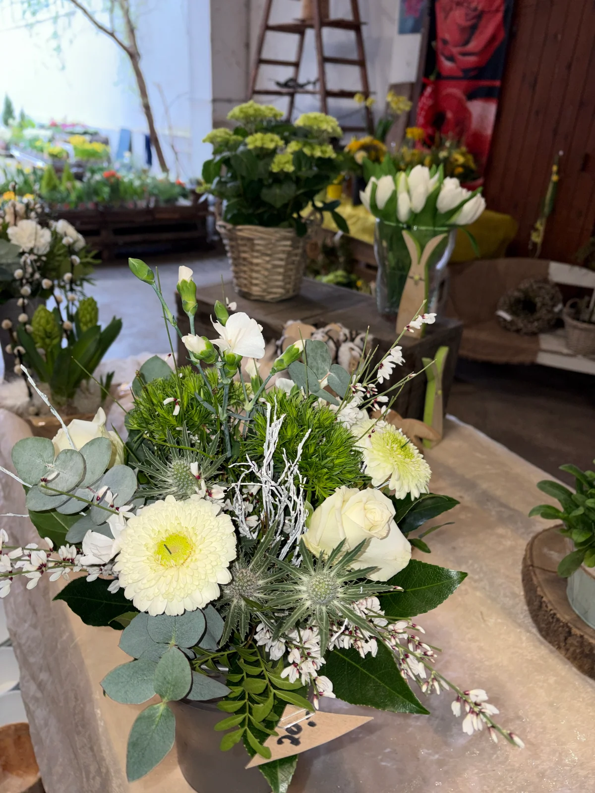 Strauß mit weißen Rosen, hellen Gerbera und Eukalyptus im Friesenheimer Scheunenladen