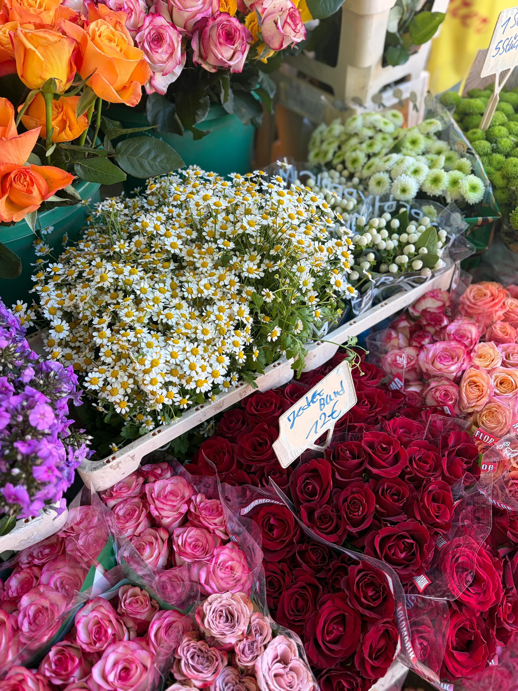 Rosa, rote und orange Rosen neben weißen und grünen Schnittblumen am Rosen-Bähr-Marktstand in Gengenbach