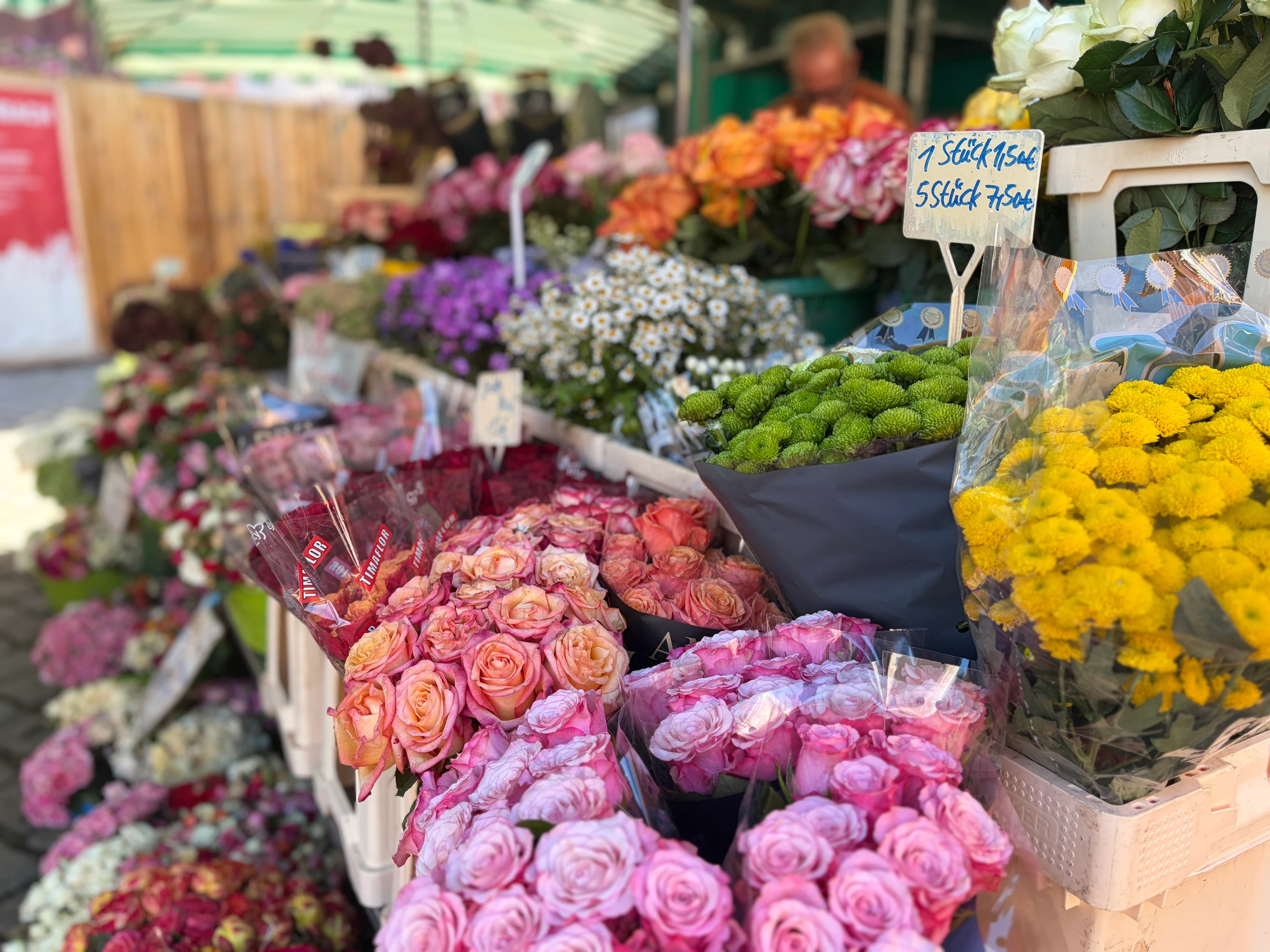 Rosa Rosen und gelbe Schnittblumen am Rosen-Bähr-Blumenstand auf dem Gengenbacher Marktplatz