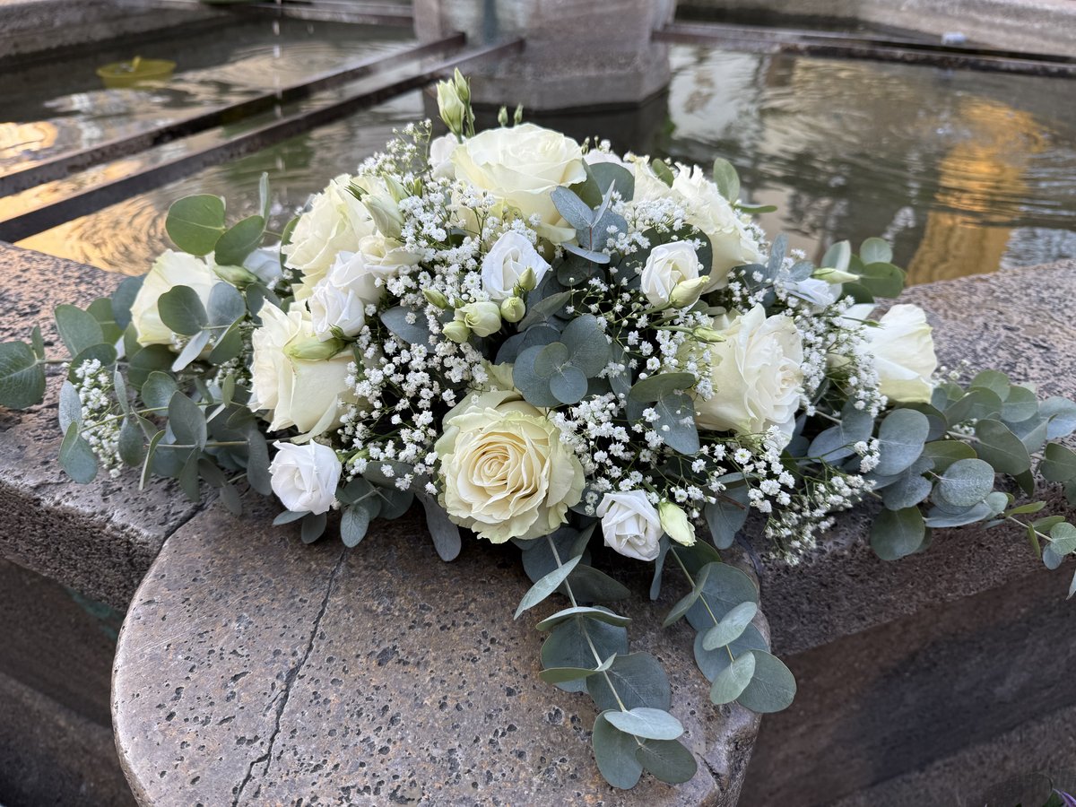 Weißes florales Arrangement für eine persönliche Trauerbegleitung